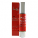 Botella roja y caja de crema de belleza etiquetada "That's Woman" con vitaminas E y K.