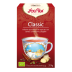 Caja clásica de Yogi Tea con arte en forma de taza de té, que presenta canela sobre un fondo rojo intenso.