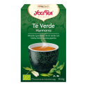 Una caja de Yogi Tea Green Harmony con té verde Sencha, que incluye una taza y flores blancas.