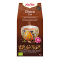 Caja Yogi Tea Choco Chai con taza de té, especias y cáscara de cacao.