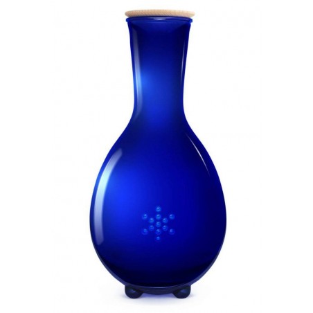 Jarra de agua fruit of life azul con tapón de madera sobre fondo blanco.