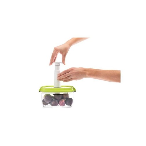Manos utilizando una picadora de verduras con tapa verde, conservando la frescura de los alimentos de la cebolla.