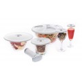 Contenedores de estado con tapas blancas, una selladora al vacío y un vaso de bebida rojo.