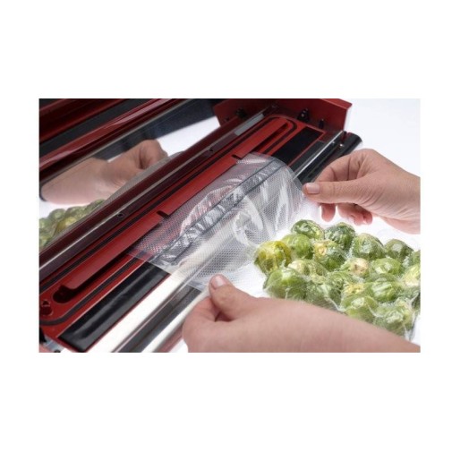 Máquina de envasado al vacío Provac 360 de la casa Status envasando unas verduras al vacío