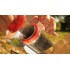 Persona vertiendo agua caliente de un hervidor solar al aire libre, como si estuviera usando un Gosun Brew, se ve vapor. Persona vertiendo agua caliente de un hervidor solar al aire libre, como si estuviera usando un Gosun Brew, se ve vapor.