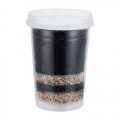 Tierra en capas y semillas en una taza transparente, perfecta para tu viaje a través de los antioxidantes.