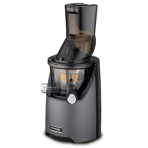 Innovador extractor, el Kuvings EVO820 negro y plateado con conducto ancho y contenedor transparente.
