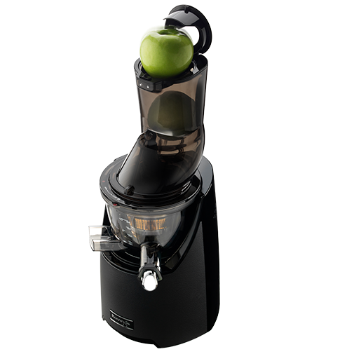 Exprimidor Kuvings EVO820 negro con una manzana verde en el tubo de alimentación.