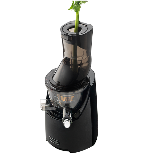 Un extractor Kuvings EVO820 con apio en el conducto superior.