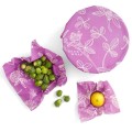 Wraps ecológicos que contienen coles de Bruselas frescas y un limón, con diseño floral.