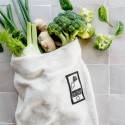 Vejibag con brócoli, hinojo, jengibre y verduras sobre una superficie de baldosas.