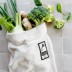 Vejibag con brócoli, hinojo, jengibre y verduras sobre una superficie de baldosas.