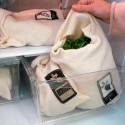 Colocación manual de verduras en una Vejibag en un cajón del refrigerador.