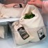 Colocación manual de verduras en una Vejibag en un cajón del refrigerador.