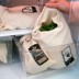 Colocación manual de verduras en una Vejibag en un cajón del refrigerador.