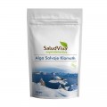 Paquete blanco de SaludViva Alga Klamath, un superalimento con imagen de paisaje nevado.
