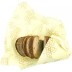 Pan de molde envuelto en cera de abeja amarilla con diseño de panal.