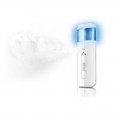 Rociador de niebla facial Hidrolux blanco que libera una nube de niebla desde un depósito con tapa azul.