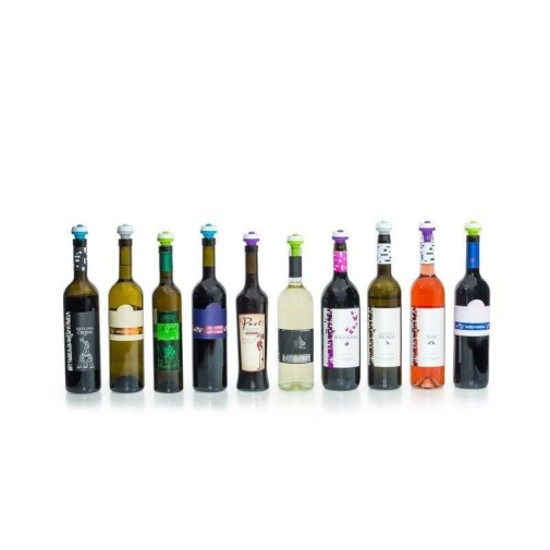 Diez botellas de vino surtidas con tapones de colores en fila, ideales para conservar líquidos.