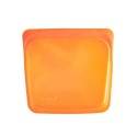 Una bolsa de silicona reutilizable de color naranjo para el almacenamiento de alimentos. stasher