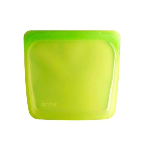 Una bolsa de silicona reutilizable de color verde para el almacenamiento de alimentos. stasher