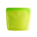 Una bolsa de silicona reutilizable de color verde para el almacenamiento de alimentos. stasher