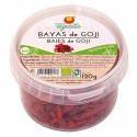 Envase de plástico de bayas de goji ecológicas con etiquetas de Bayas de Goji en castellano y catalán.
