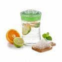 Frasco de vidrio con lima, mitades de naranja, hojas de menta, sal marina y agua kéfir sobre una tabla de cortar.
