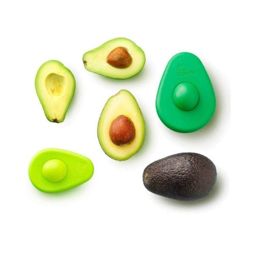 Mitades de aguacate y Aguacate Food Huggers sobre un fondo blanco.