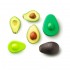 Mitades de aguacate y Aguacate Food Huggers sobre un fondo blanco.