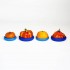 Cuatro frutas sobre tapas de utensilios de silicona de color azul sobre un fondo blanco.