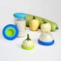 Vasos de silicona, cebolla, calabacín y arroz en tarro de vidrio.