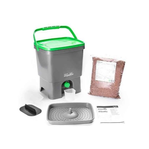 Contenedor de compostaje con accesorios y sustrato orgánico para reciclaje.
