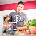 Persona que utiliza un espiralizador para elaborar espaguetis vegetales en una cocina.