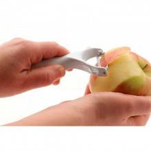 pelando una manzana con el Pelador de frutas y verduras - Status