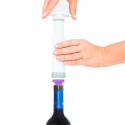 Manos usando un vacío para sellar una botella de vino.