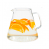 Jarra de vidrio con rodajas de naranja y agua.