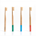 Cepillo dental de bambú NaturBrush con cerdas suaves y mango ecológico.