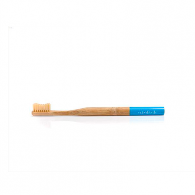 Cepillo dental de bambú NaturBrush con cerdas suaves y mango ecológico de color azul.