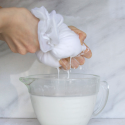 colando la leche con la bolsa de miomat