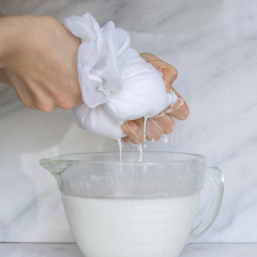 colando la leche con la bolsa de miomat