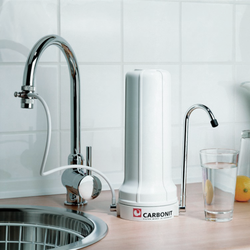 Filtro de agua de encimera SANUNO BASIC - Carbonit instalado en una cocina