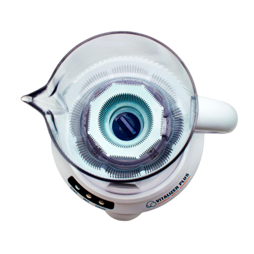 Vista superior de una jarra Vitalizer Plus blanca con tapa transparente y filtro azul en el interior.