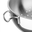 Escurridor de acero inoxidable con mango, ideal para colar alimentos.