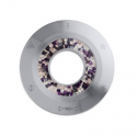Nayadel objeto circular con símbolos y un anillo de piedras moradas.