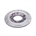 Un anillo de plata con piedras preciosas de color morado, símbolos grabados y un armonizador Esencial Emo.