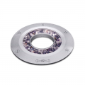 Un anillo de plata con piedras preciosas de color morado, símbolos grabados y un armonizador Esencial Emo.
