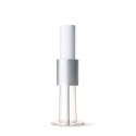 Producto de maquillaje elegante y moderno con base cilíndrica transparente y tapa plateada para mayor claridad mental.