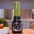 Zumo verde con la Personal blender de cristal