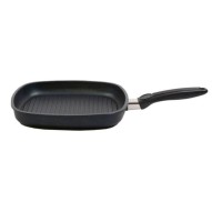 Sartén grill cuadrada antiadherente con mango largo sobre fondo blanco, con titanio antiadherente para cocinar sin esfuerzo.